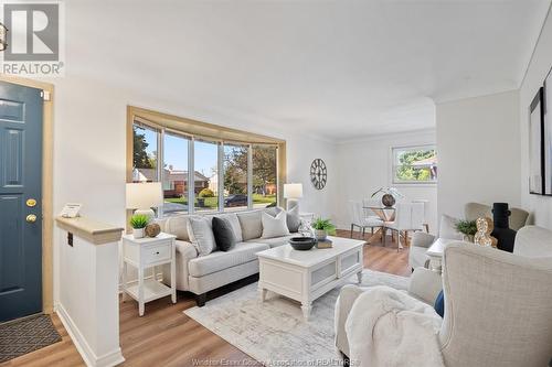 3218 Woodlawn Avenue, Windsor, ON - Indoor Photo Showing Living Room