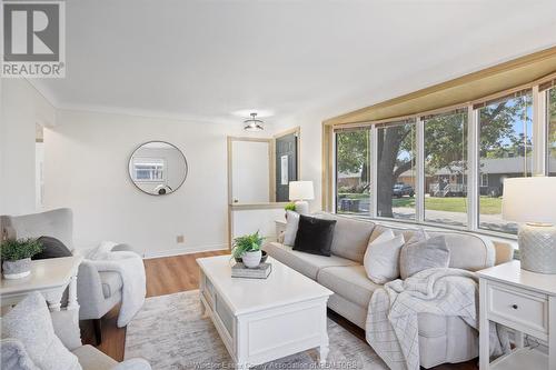 3218 Woodlawn Avenue, Windsor, ON - Indoor Photo Showing Living Room