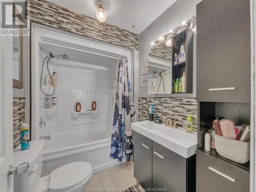 12 King Street, Leamington, ON - Indoor Photo Showing Bathroom