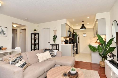 30 Western Battery Road Unit# 341, Toronto, ON - Indoor Photo Showing Living Room