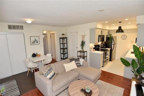 30 Western Battery Road Unit# 341, Toronto, ON - Indoor Photo Showing Living Room