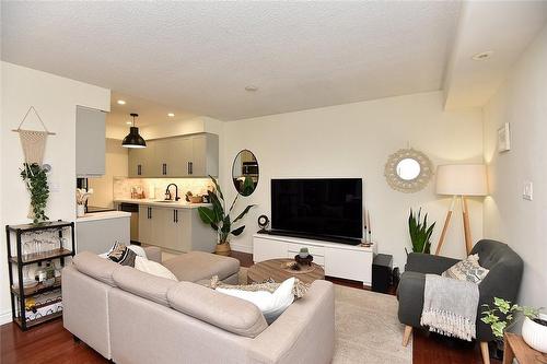 30 Western Battery Road Unit# 341, Toronto, ON - Indoor Photo Showing Living Room