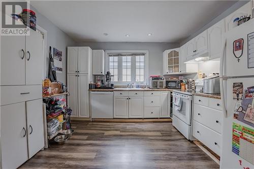 509 Cumberland Street, Cornwall, ON - Indoor Photo Showing Kitchen