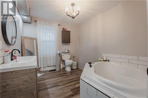 Main floor bath - 509 Cumberland Street, Cornwall, ON - Indoor Photo Showing Bathroom