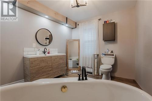 Main floor bath - 509 Cumberland Street, Cornwall, ON - Indoor Photo Showing Bathroom