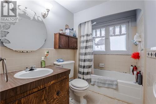 Upper level bath - 509 Cumberland Street, Cornwall, ON - Indoor Photo Showing Bathroom