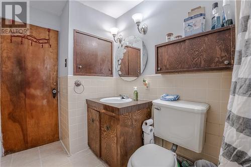 Upper level bath - 509 Cumberland Street, Cornwall, ON - Indoor Photo Showing Bathroom