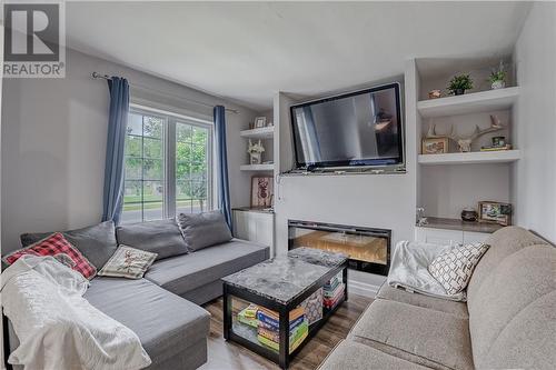 509 Cumberland Street, Cornwall, ON - Indoor Photo Showing Living Room