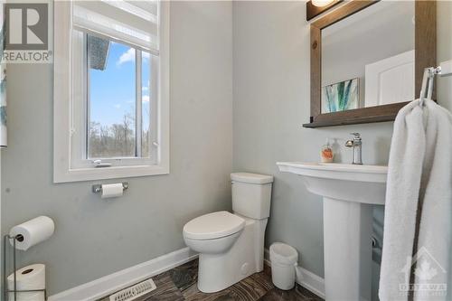 2500 Kearns Way, Greely, ON - Indoor Photo Showing Bathroom