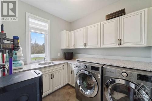 2500 Kearns Way, Greely, ON - Indoor Photo Showing Laundry Room