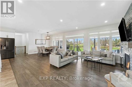 2500 Kearns Way, Ottawa, ON - Indoor Photo Showing Living Room