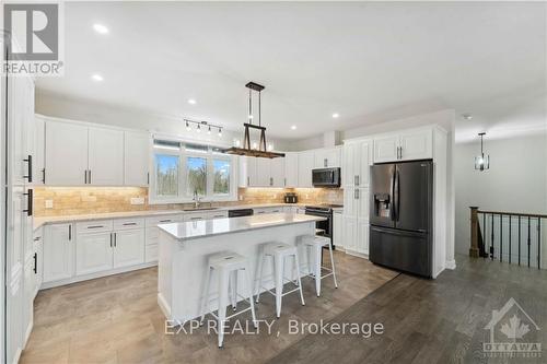 2500 Kearns Way, Ottawa, ON - Indoor Photo Showing Kitchen With Upgraded Kitchen