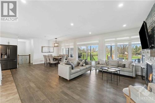 2500 Kearns Way, Greely, ON - Indoor Photo Showing Living Room