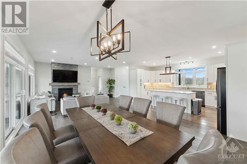 2500 Kearns Way, Greely, ON - Indoor Photo Showing Dining Room