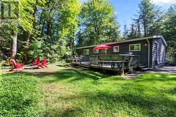 Large back deck and space for entertaining - 