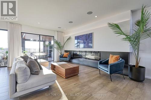 105 Edgewater Boulevard, Middlesex Centre (Kilworth), ON - Indoor Photo Showing Living Room