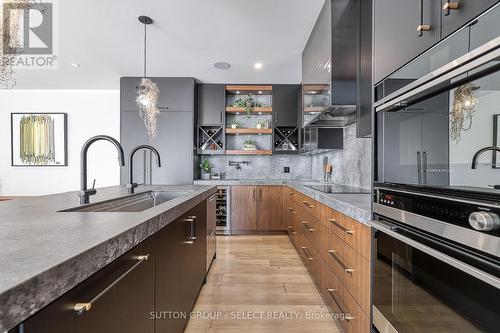 105 Edgewater Boulevard, Middlesex Centre (Kilworth), ON - Indoor Photo Showing Kitchen With Upgraded Kitchen