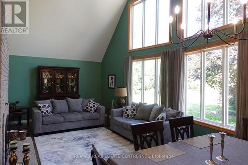 373376 6Th Line, Amaranth, ON - Indoor Photo Showing Living Room