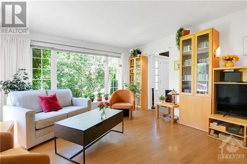 1257 Tintern Drive, Ottawa, ON - Indoor Photo Showing Living Room