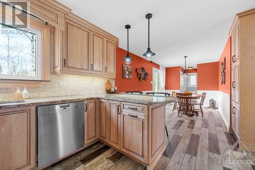 5668 Eloise Crescent, Ottawa, ON - Indoor Photo Showing Kitchen