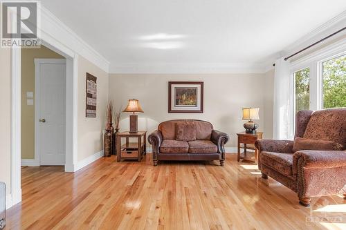 5668 Eloise Crescent, Ottawa, ON - Indoor Photo Showing Living Room