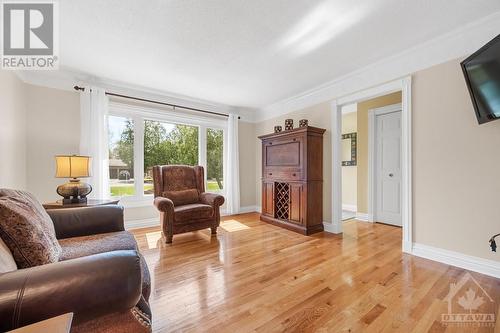 5668 Eloise Crescent, Ottawa, ON - Indoor Photo Showing Living Room