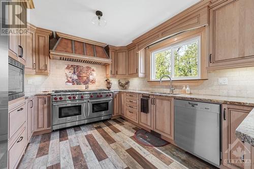 5668 Eloise Crescent, Ottawa, ON - Indoor Photo Showing Kitchen With Stainless Steel Kitchen With Upgraded Kitchen