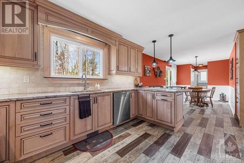 5668 Eloise Crescent, Ottawa, ON - Indoor Photo Showing Kitchen