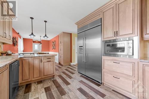 5668 Eloise Crescent, Ottawa, ON - Indoor Photo Showing Kitchen