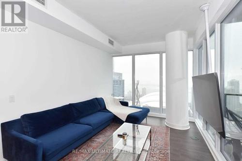 5202 - 125 Blue Jays Way, Toronto (Waterfront Communities), ON - Indoor Photo Showing Living Room