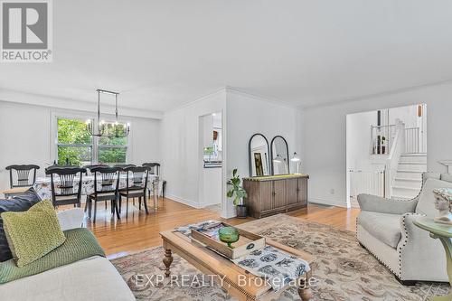 11 Richmond Street W, New Tecumseth, ON - Indoor Photo Showing Living Room