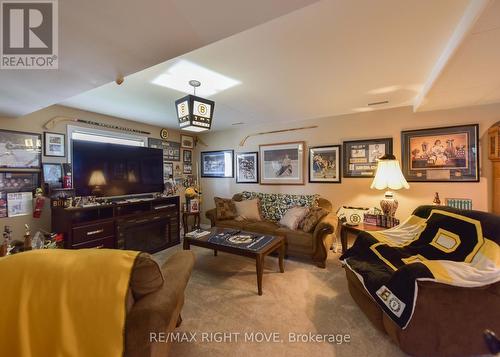 320 Park Street, Orillia, ON - Indoor Photo Showing Living Room