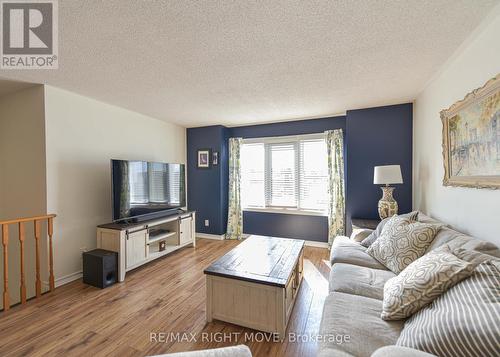 320 Park Street, Orillia, ON - Indoor Photo Showing Living Room