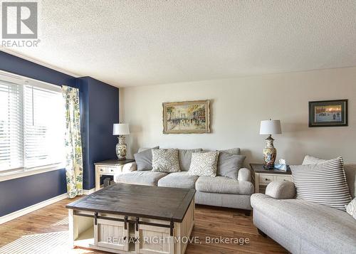 320 Park Street, Orillia, ON - Indoor Photo Showing Living Room