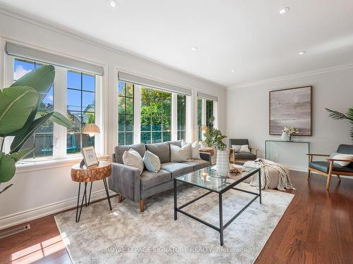 137 Sunny Slope Ave, Toronto, ON - Indoor Photo Showing Living Room