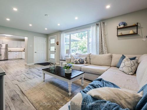 763 Edward St, Innisfil, ON - Indoor Photo Showing Living Room