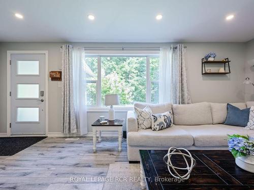 763 Edward St, Innisfil, ON - Indoor Photo Showing Living Room