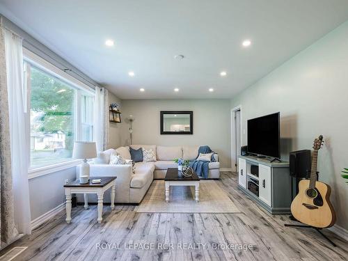 763 Edward St, Innisfil, ON - Indoor Photo Showing Living Room