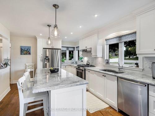 22 King St S, Innisfil, ON - Indoor Photo Showing Kitchen With Double Sink With Upgraded Kitchen