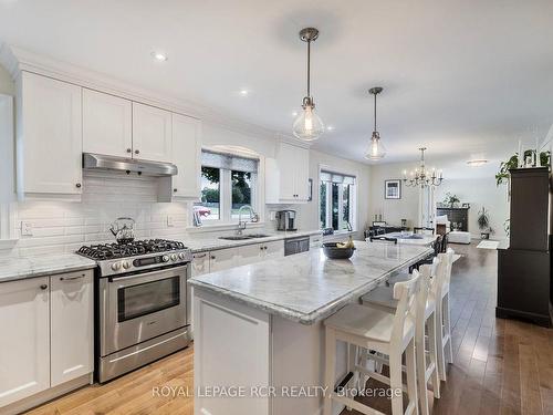 22 King St S, Innisfil, ON - Indoor Photo Showing Kitchen With Upgraded Kitchen