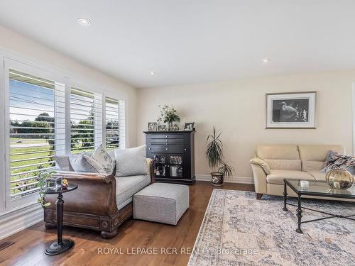 22 King St S, Innisfil, ON - Indoor Photo Showing Living Room