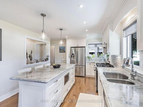 22 King St S, Innisfil, ON - Indoor Photo Showing Kitchen With Double Sink With Upgraded Kitchen