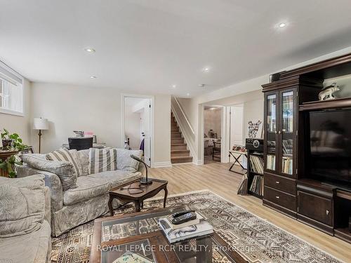 22 King St S, Innisfil, ON - Indoor Photo Showing Living Room