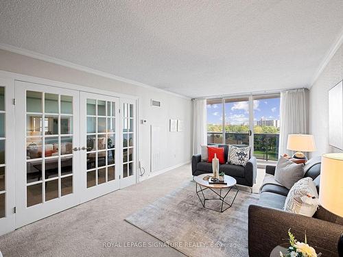 704-812 Burnhamthorpe Rd, Toronto, ON - Indoor Photo Showing Living Room