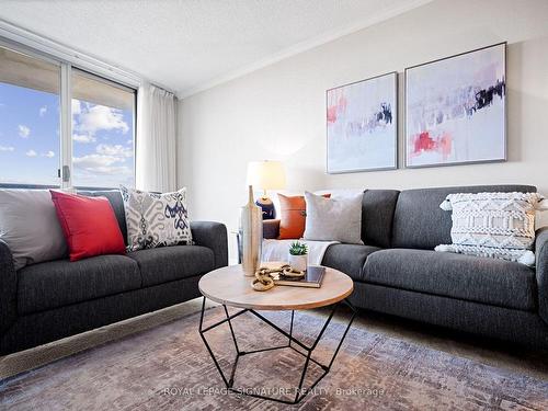 704-812 Burnhamthorpe Rd, Toronto, ON - Indoor Photo Showing Living Room