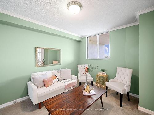 704-812 Burnhamthorpe Rd, Toronto, ON - Indoor Photo Showing Living Room