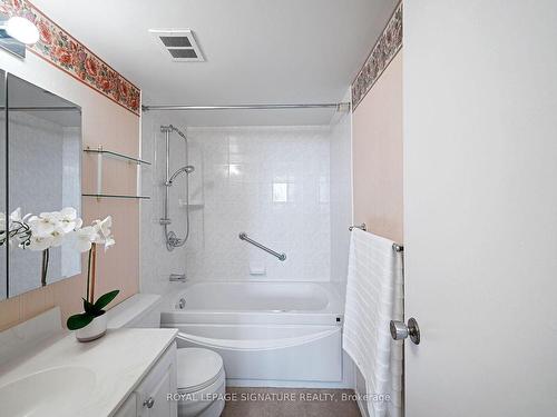 704-812 Burnhamthorpe Rd, Toronto, ON - Indoor Photo Showing Bathroom