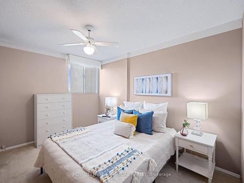 704-812 Burnhamthorpe Rd, Toronto, ON - Indoor Photo Showing Bedroom