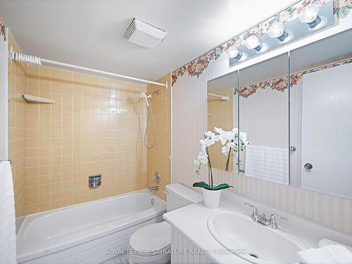 704-812 Burnhamthorpe Rd, Toronto, ON - Indoor Photo Showing Bathroom