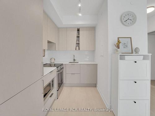 2210-3900 Confederation Pkwy, Mississauga, ON - Indoor Photo Showing Kitchen